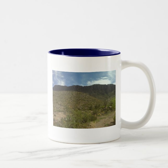 Céu azul com a caneca do pulo de Apache (Direita)