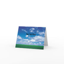 Céu azul com nuvens fofas e cartão de grama verde