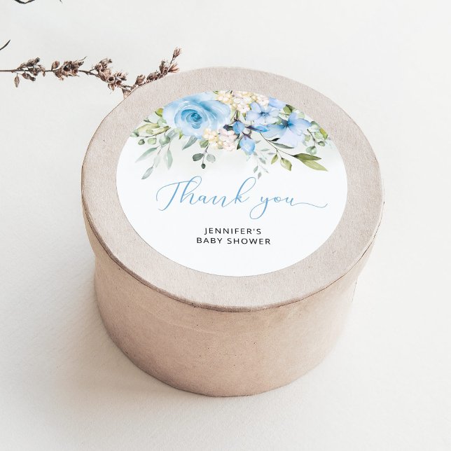 Chá clássico de bebê floral azul adesivo redondo (Criador carregado)