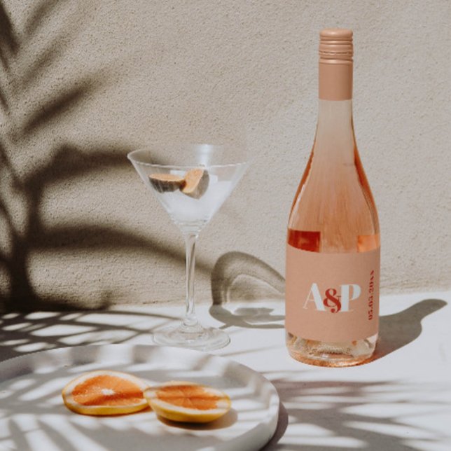 Chá de casamento de Tipografia Laranja Queimada (Modern monogram peach and terracotta wine bottle labels for bridal shower or couples wedding shower)