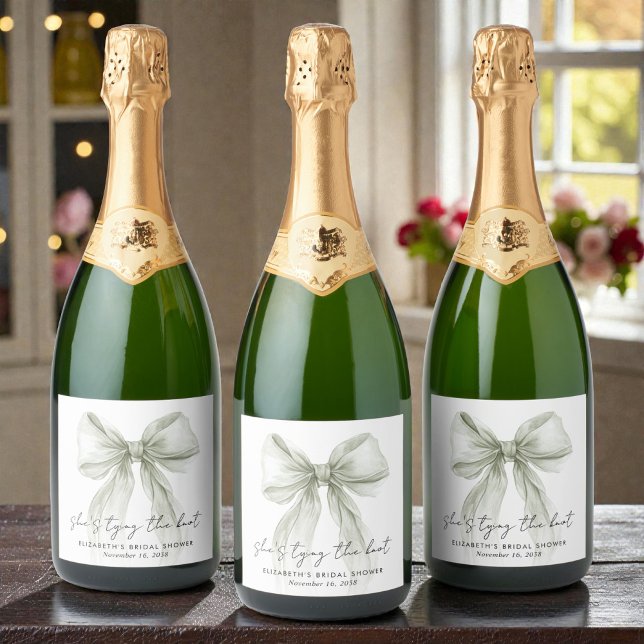 Chá de Noiva Laço Verde Sage Festa de Noivado (Shes Tying The Knot Sage Green Bow Bridal Shower Sparkling Wine Label)