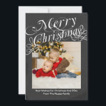 Chalkboard Scroll Font Feliz Modelo de Natal<br><div class="desc">Cartão de saudação simples de excelente para quadro chalkboard de Natal e rico branco, fonte de rolagem Feliz Modelo de Natal ... X-Mas / cartões planos de feriado para personalizar com sua própria foto e texto ... de Ricaso outras cores disponíveis na loja ALTERAR A FOTO DE AMOSTRA PARA UMA...</div>