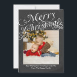 Chalkboard Scroll Font Feliz Modelo de Natal<br><div class="desc">Cartão de saudação simples de excelente para quadro chalkboard de Natal e rico branco, fonte de rolagem Feliz Modelo de Natal ... X-Mas / cartões planos de feriado para personalizar com sua própria foto e texto ... de Ricaso outras cores disponíveis na loja ALTERAR A FOTO DE AMOSTRA PARA UMA...</div>