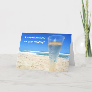 Champagne no cartão de casamento da praia