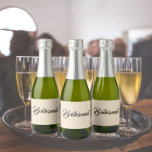 Champagne Stylized Script Wedding Bridesmaid<br><div class="desc">Etiquetas autoadesivas para as suas minigarrafas de vinho espumante de casamento que apresentam uma cor de champanhe de tendência juntamente com a "Bridesmaid" impressa em preto e estilizado escrita. Uma ideia excelente para quando dá as damas de honra,  além de planejar uma festa de solteira!</div>