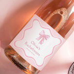 Champanhe de Festa de solteira do Casando do arco<br><div class="desc">Celebre com estilo o nosso rótulo de vinho espumante de Festa de solteira de Arco Rosa Personalizado. Perfeito para um tema de casando, este rótulo eleva qualquer festa de solteira de casando ou festa de solteira de casando dela. Ideal para temas de festa de solteira amarram o nó, essa gravata...</div>