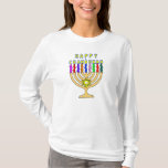 Chanukah Menorah ilumina o t-shirt<br><div class="desc">Um menorah brilhante de Chanukah com as palavras Chanukah feliz para as velas dá boas-vindas ao feriado.   Comer feliz do latke!</div>