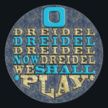 Chanukah "O Dreidel Dreidel..." Autocolantes<br><div class="desc">Chanukah/Hanukkah "O Dreidel Dreidel Dreidel Now Dreidel Nós Vamos Jogar"/Dourado, Azul" Stickers Round. Divirta-se usando esses adesivos como topos de bolo, fechos de saco ou qualquer coisa que apodreça suas festividades! O plano de fundo pode ser alterado escolhendo entre uma grande seleção de cores. A camada de Glitter Dourada pode...</div>