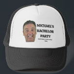 Chapéu de Cama com Rosto Personalizado | Boné de C<br><div class="desc">Honre o noivo de uma maneira hilária com este boné de caminhoneiro personalizado! Personalize este favor de despedida de solteiro único com a foto do noivo para um presente inesquecível. Perfeito para toda a equipe do noivo, este boné de malha ajustável é indispensável para a festa de despedida, fim de...</div>