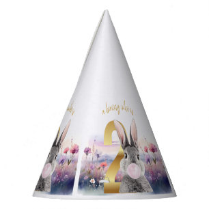 Chapéu De Festa Coelho fazendo aniversário de dois anos soprando c