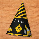 Chapéu De Festa Parabéns da Construção - Nome e Menino da Idade<br><div class="desc">Celebre o dia especial do seu filho com este chapéu de papelão personalizado com um tema de construção adorável. O chapéu tem um caminhão de lixo e escavador trabalhando juntos em um local de construção de estradas. Há também cones de trânsito laranja, divisor de segurança e listras amarelas e pretas....</div>