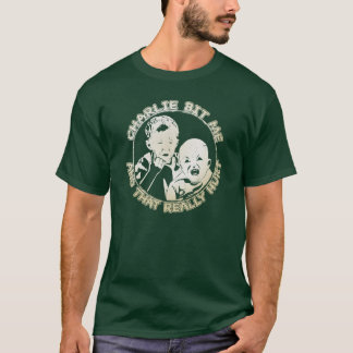 Charlie mordeu-me (o t-shirt escuro)