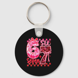Chaveiro 6 7 Seis Sete Meme Coquette Arco Coração de Leopar