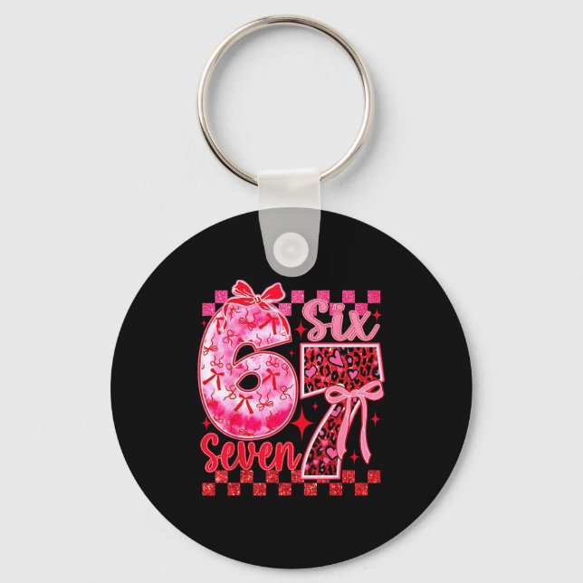 Chaveiro 6 7 Seis Sete Meme Coquette Arco Coração de Leopar (Frente)