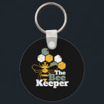 Chaveiro A Abelha Mais Engraçada Que A Abelha<br><div class="desc">O Guardião da Abelha. Design de vindima e retrô da apicultura para o Dia Nacional de Consciência das Abelhas de Mel. Esta mercadoria de amante das abelhas, que sofre de sofrimento e aflição, é excelente de membros do clube e associação de apicultores. Celebrar as abelhas produtoras de mel e a...</div>