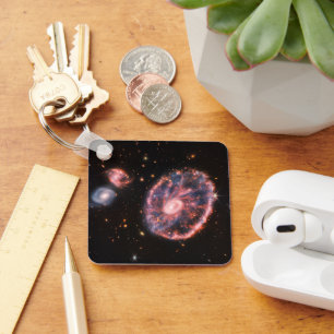 Chaveiro A Galáxia De Rodas De Cartaz E Suas Galáxias Compa