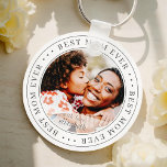 Chaveiro A Melhor Mãe Alguma Foto Simples Clássica<br><div class="desc">Este design simples e clássico é composto por tipografia serif e adiciona uma foto personalizada.</div>