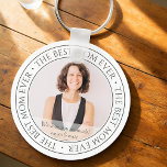 Chaveiro A melhor mãe já moderna foto clássica<br><div class="desc">Este design simples e clássico é composto por tipografia serif e adiciona uma foto personalizada. "A Melhor Mãe de Todos" circula a foto de sua mãe,  mãe,  mãe,  mãe etc.</div>