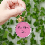 Chaveiro A melhor mãe sempre escreve rosa<br><div class="desc">"Melhor Mãe Nunca" elegantemente gravada em uma fonte vibrante se destaca em um fundo rosa suave,  oferecendo um tributo sincero aos matriarcas mais queridos em um design que é ousado e carinhoso.</div>