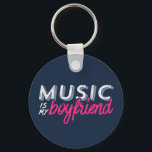Chaveiro A Música É Minha Solteiro Engraçada Namorado<br><div class="desc">A música é a minha namorado. Vintage e retro design para aqueles que adoram fazer música, escrever música e ouvir rádio. Legal e engraçada mercadoria de design angustiada para aqueles que encontram companhia na música. Perfeito para artista talentoso, cantor, compositor e músico. presente de Natal e excelente de aniversário para...</div>