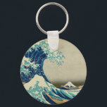 Chaveiro A onda do Excelente de Kanagawa<br><div class="desc">A onda de Excelentes de Kanagawa. A Onda de Excelente de Kanagawa (神 奈 沖 浪 裏 Kanagawa-oki nami ura?, "No poço de uma onda de Kanagawa"/"Sob a onda de Kanagawa"), também conhecida como A Onda de Excelente ou simplesmente A Onda, é um impressão de bloco de madeira do artista...</div>