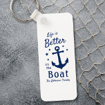 Chaveiro A Vida É Melhor Nas Estrelas Do Nome Da Família Do<br><div class="desc">Um na moda náutico com o tema 2, lado-a-lado, com a escrita de pincel e a tipografia real a ler "A vida é melhor no barco", juntamente com o nome da sua família, o nome do barco ou outro texto desejado. Esta design apresenta uma âncora de barco clássica e cinco...</div>