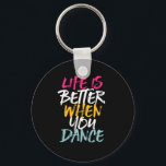 Chaveiro A Vida É Melhor Quando Você Dança Dançarino Engraç<br><div class="desc">A vida é melhor quando você dança. Design de dança inspiracional engraçada para aqueles que adoram dançar sempre que ouvem música. Legal safra, grunhido e mercadoria angustiada para dançarinos profissionais ou aqueles que adoram dançar por diversão. Perfeito para celebrar o baile no Dia Nacional da Dança. presente de Natal e...</div>