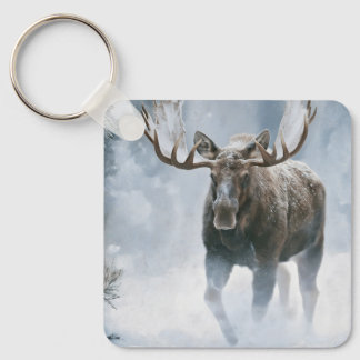 Chaveiro Alce Macho Caminhando pela Neve Boreal