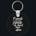 Chaveiro Amizade Engraçada Objetivos Amigos Não Deixam Amig<br><div class="desc">Amigos não deixam amigos fazerem coisas estúpidas sozinhos. Design engraçado e humorístico para seus melhores amigos que nunca fazem perguntas quando se trata de fazer algo estúpido. Esta legal mercadoria tipográfica é excelente para o Dia da Amizade. Perfeito por simbolizar os objetivos da Amizade com seus melhores amigos, gangue escolar...</div>