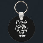 Chaveiro Amizade Engraçada Objetivos Amigos Não Deixam Amig<br><div class="desc">Amigos não deixam amigos fazerem coisas estúpidas sozinhos. Design engraçado e humorístico para seus melhores amigos que nunca fazem perguntas quando se trata de fazer algo estúpido. Esta legal mercadoria tipográfica é excelente para o Dia da Amizade. Perfeito por simbolizar os objetivos da Amizade com seus melhores amigos, gangue escolar...</div>