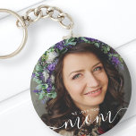 Chaveiro Amo-Te Mãe Foto Clássica Moderna<br><div class="desc">Este design simples e clássico é composto de sans serif e tipografia cursiva divertida e adiciona uma foto personalizada. Mude "mãe" para mãe,  mãe,  mãe etc.</div>