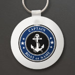 Chaveiro Ancoragem Náutica e Corda Capitão Nome ou Marinho<br><div class="desc">Um chaveiro personalizado náutico com tema "Capitão" (ou outro título ou classificação desejado) e o seu nome, nome do barco ou outro texto, conforme necessário. Este design único apresenta uma âncora de barco antiga feita sob medida com cordas e estrelas acentuadas com cores preto, azul-marinho clássico e branco. Faz um...</div>