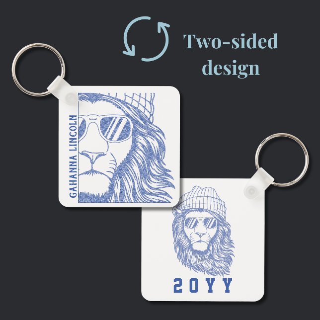 Chaveiro Ano de Graduação Escolar de Mascote de Leão Inclus (Square Blue Lion keychain allows you to customize the school name and graduation year. )