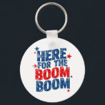 Chaveiro Aqui pelo Patriótico Boom 4 de julho<br><div class="desc">Aqui para o Dia da Independência Patriótica 4 de julho</div>