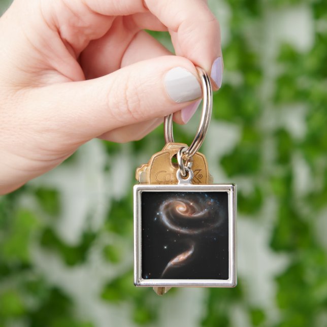 Chaveiro Arp 273 Interagindo Galáxias Em Andromeda. (Mão)
