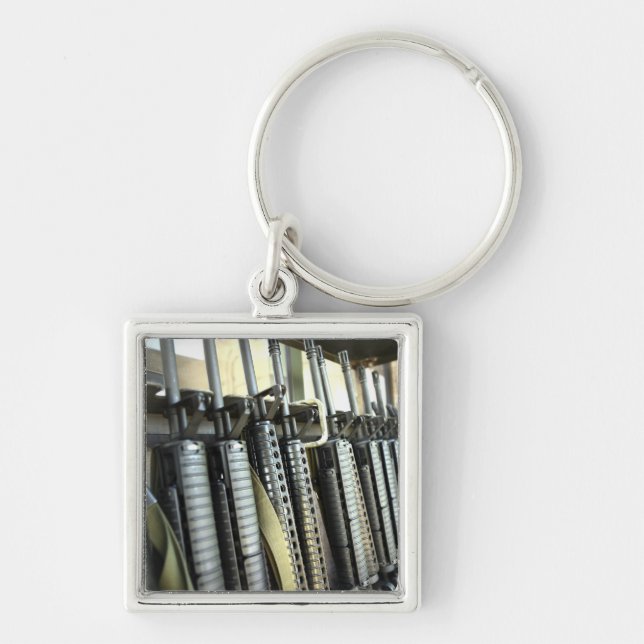 Chaveiro As espingardas de assalto estão prontas no rack de (Frente)