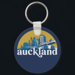 Chaveiro Auckland Nova Zelândia Vintage City Skyline<br><div class="desc">Design com lindas linhas do horizonte, atração turística e arte de paisagem urbana, arranha-céu Legal e ilustração da silhueta de construção para turistas e viajantes. Perfeito como lembrança para trazer de volta para casa quando viaja pelo mundo. Guarde a memória do seu viagem e as suas férias com a família...</div>