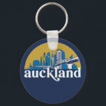 Chaveiro Auckland Nova Zelândia Vintage City Skyline<br><div class="desc">Design com lindas linhas do horizonte, atração turística e arte de paisagem urbana, arranha-céu Legal e ilustração da silhueta de construção para turistas e viajantes. Perfeito como lembrança para trazer de volta para casa quando viaja pelo mundo. Guarde a memória do seu viagem e as suas férias com a família...</div>