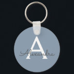 Chaveiro Azul empoeirado e Monograma Branco<br><div class="desc">Chaveiro de Elegante Branco e Azul. Esses Chaveiros podem ser personalizados para incluir seu nome inicial e próprio e são um favor perfeito de chá de panela,  festa de solteira ou festa de aniversário.</div>
