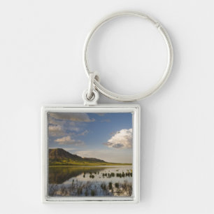 Chaveiro Bear Butte se reflete no lago Bear Butte perto