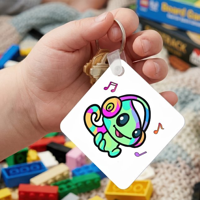 Chaveiro Bebê Camaleão Kawaii Sorridente Com Fones de Ouvid (Cute Smiling Kawaii Baby Chameleon With Headphones. Keychain)