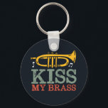 Chaveiro Beije Meu Bronze Engraçado Jogador De Trompetes<br><div class="desc">Design de trompete engraçado para aqueles tocando instrumentos musicais de latão em banda de música, orquestra ou performance musical. Legal vintage retro mercadoria de amante musical Jazz para músico e membro da banda marcial. Perfeito para professor de música, fã de orquestra e aqueles que adoram tocar trompete. presente de Natal...</div>