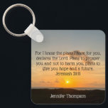 Chaveiro Bíblia Inspiracional Verse Jeremiah 29:11<br><div class="desc">Pois sei os planos que tenho para você, declara o Senhor. Planeia protelar-vos e não prejudicá-los, planeia dar-vos esperança e futuro. Jeremiah 29:11 verso bíblia num belo presente de fotografia do nascer do sol do oceano com o seu nome personalizado. Esta chaveiro de citação inspiradora personalizada apresenta uma citação bíblica...</div>