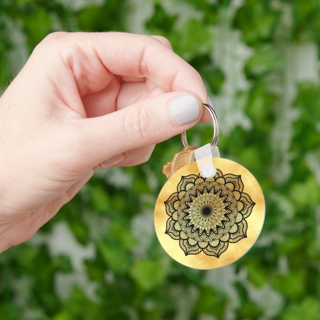 Chaveiro Black Mandala on Soft Gold Background Keychain (Mão)