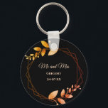 Chaveiro Boho outono - quadro botânico de ouro casamento<br><div class="desc">Colocado sobre um fundo preto impressionante, este chaveiro apresenta um texto colorido de damasco que fornece um toque quente e convidativo. Folhas deliciosas em tons suaves de terra mudada e tonalidades de cobre autóctones de terra evocam o encanto arecedor do outono, enquanto a estrutura geométrica em laranja queimada e terracota...</div>