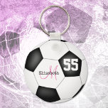 Chaveiro bola de futebol entre preto e branco, feminina, pe<br><div class="desc">Este chaveiro de futebol desportivo para raparigas apresenta uma bola de futebol de estilo tradicional com painéis em preto e branco - personalize com o nome do jogador,  o monograma e o número de camisa - por katz_d_zynes</div>