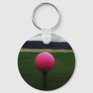 Chaveiro Bola de Golfe Rosa em campo de golfe na montanha