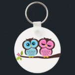 Chaveiro Bonitas Corujas<br><div class="desc">Casal adorável de corujas tocadas em um galho.</div>