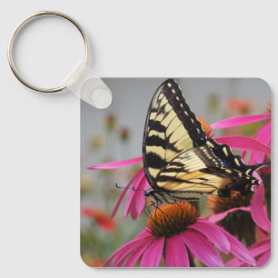 Chaveiro Borboleta amarela de Swallowtail em Echinacea rosa