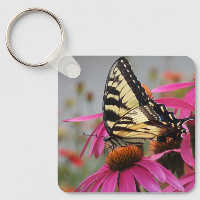 Chaveiro Borboleta amarela de Swallowtail em Echinacea rosa (Frente)